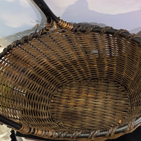 Elegant Brown Woven Basket Bag - Picture 3 of 7